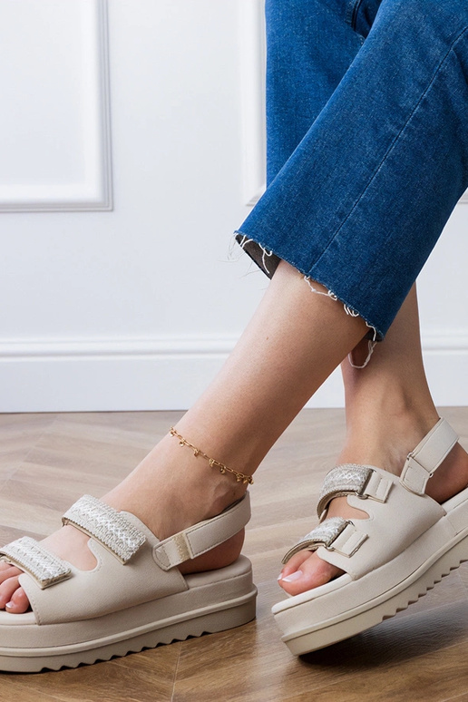 Karamelės spalvos sandalai su...