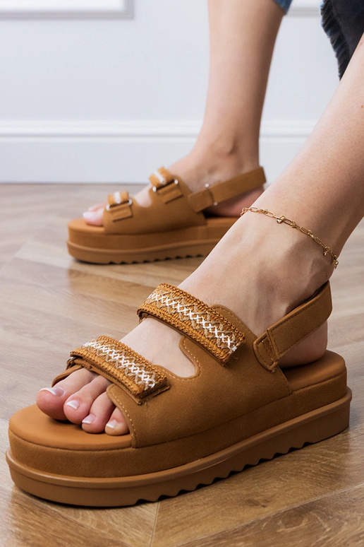 Juodi sandalai su siuvinėtais...