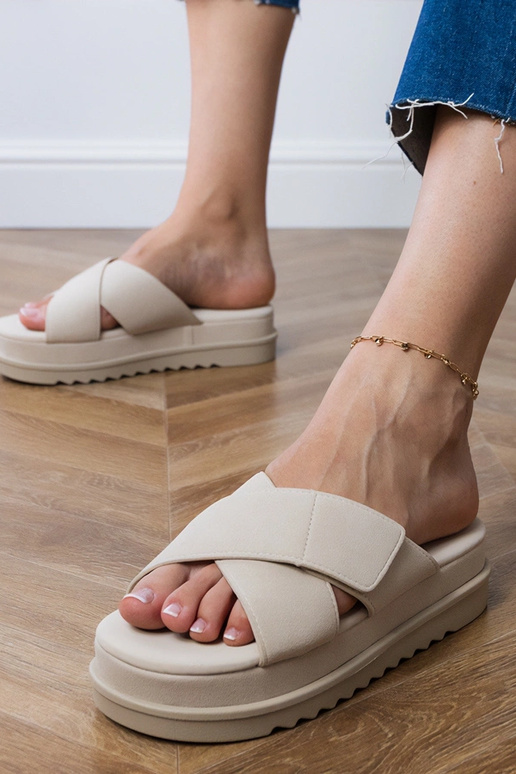 Rudos šlepetės su dirželiais ant...