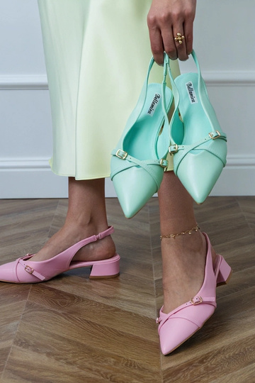 Rožinės basutės ant žemo...