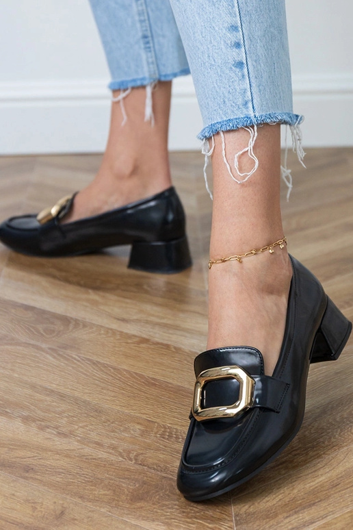 Juodi moteriški pusbačiai ant žemo...