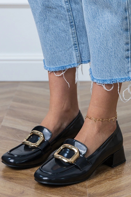 Juodi moteriški pusbačiai ant žemo...