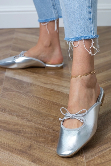 Sidabrinės uždaros šlepetės...