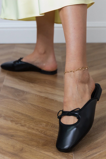 Juodos uždaros šlepetės ant...