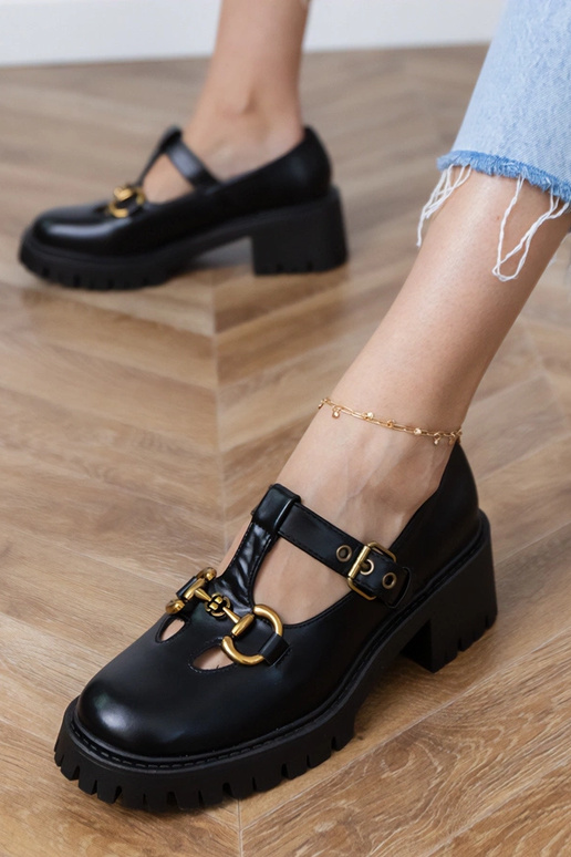 Juodi pusbačiai ant storos pado su...