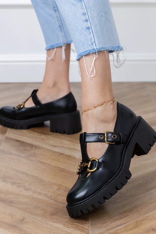 Juodi pusbačiai ant storos pado su...