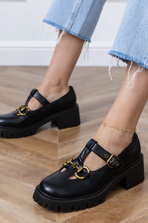 Juodi pusbačiai ant storos pado su...