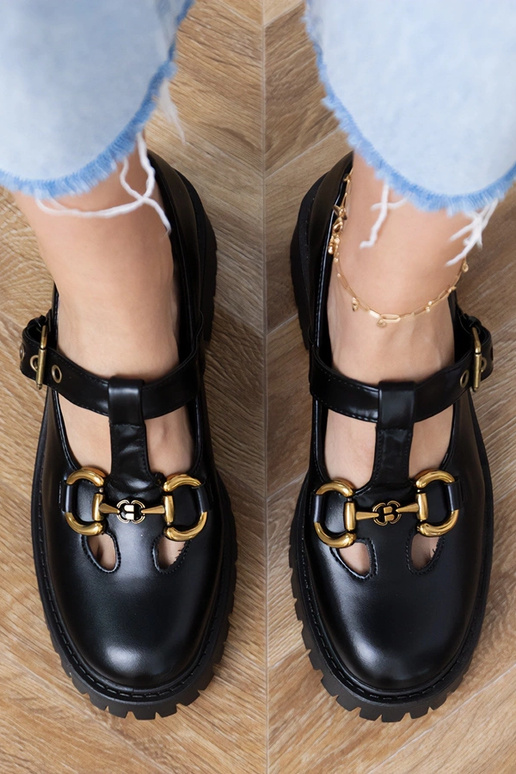 Juodi pusbačiai ant storos pado su...