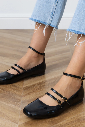 Juodos lakuotos balerinos...