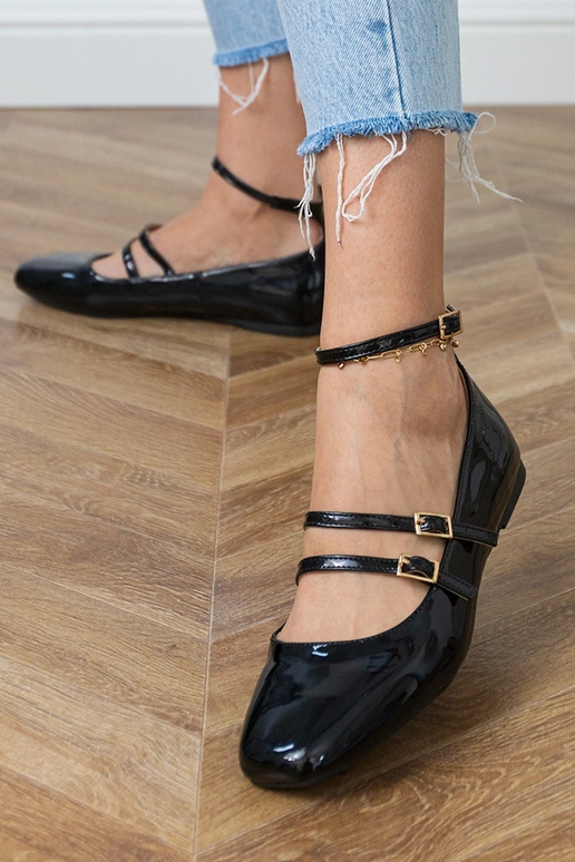 Juodos lakuotos balerinos su sagtimis...