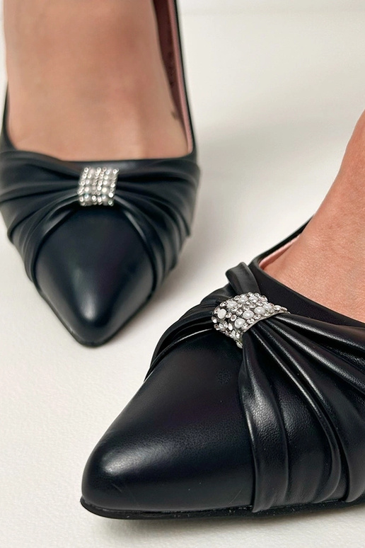 Juodos klasikinės basutės ant adatos...