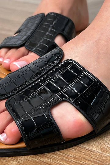 Juodos šlepetės ant lygiapadžio pado su reljefiniu raštų Sarini