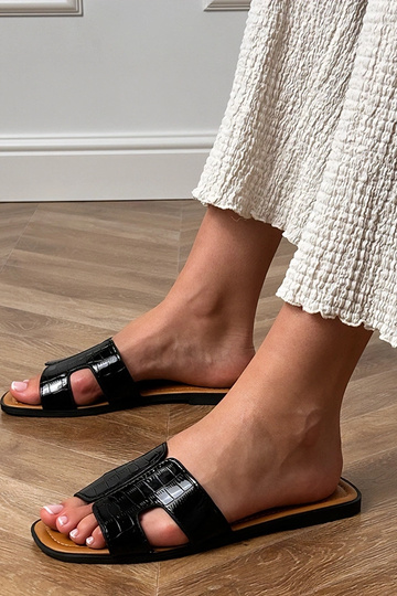 Juodos šlepetės ant lygiapadžio pado su reljefiniu raštų Sarini 2