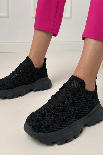 Juodi ažūriniai sportbačiai...