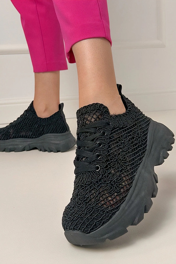 Juodi ažūriniai sportbačiai... 2