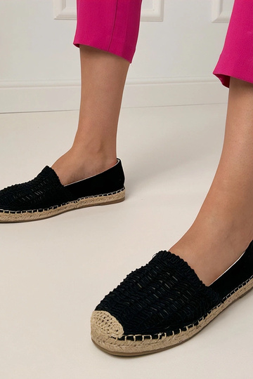 Juodos ažūrinės espadrilės ant platformos Plevis