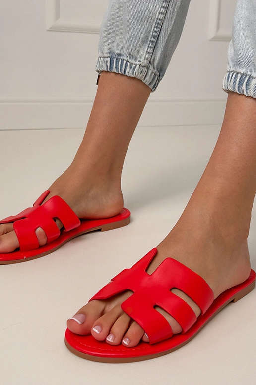 Raudonos šlepetės dekoruotos... Raudonos šlepetės dekoruotos...