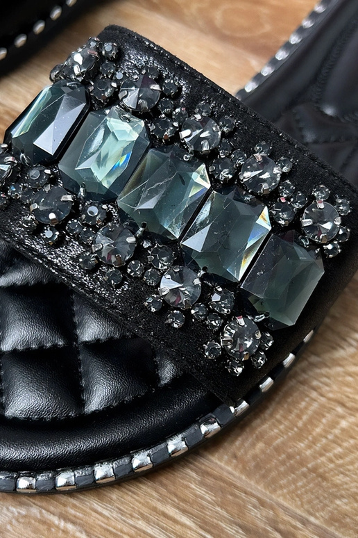 Juodos šlepetės dekoruotos kristalais... Juodos šlepetės dekoruotos kristalais...