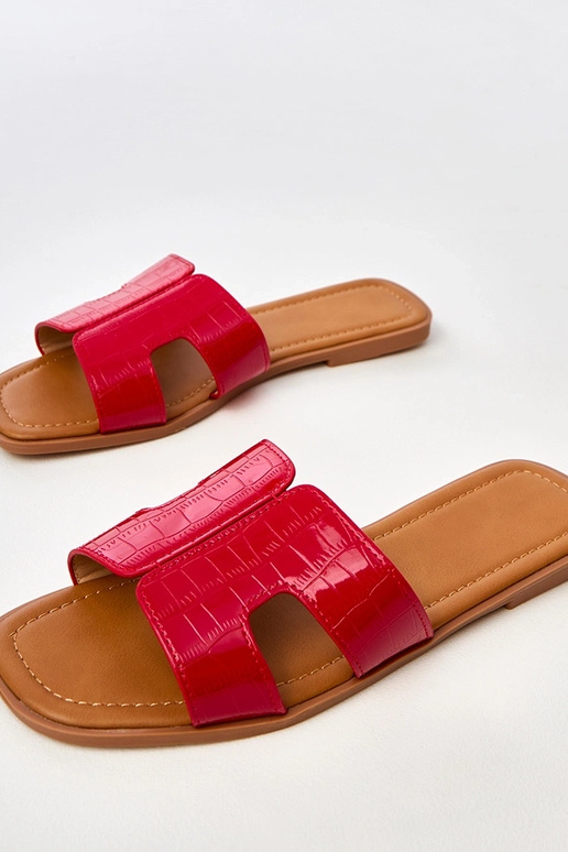 Raudonos šlepetės ant plokščio pado... Raudonos šlepetės ant plokščio pado...