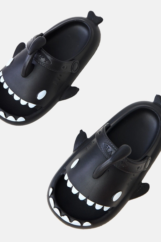 Juodos vaikiškos šlepetės su ryklių...