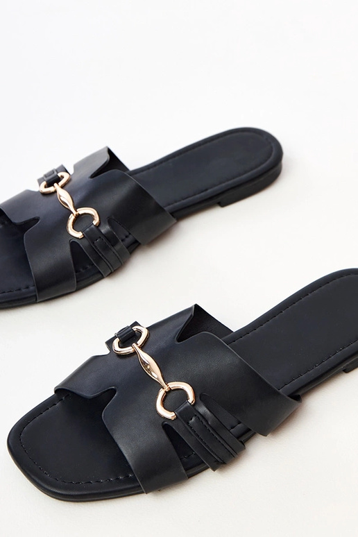 Juodos šlepetės su auksiniu papuošimu... Juodos šlepetės su auksiniu papuošimu...