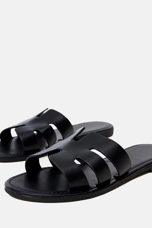 Juodos šlepetės dekoruotos... Juodos šlepetės dekoruotos...