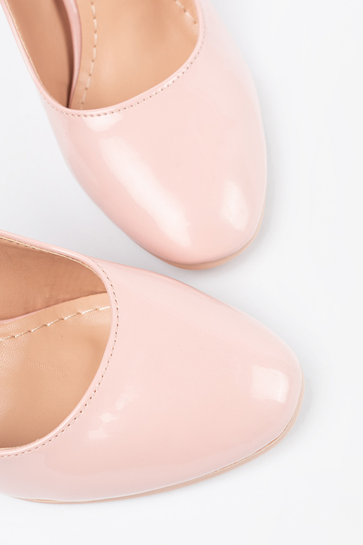 Rožinės spalvos lakuoti aukštakulniai...