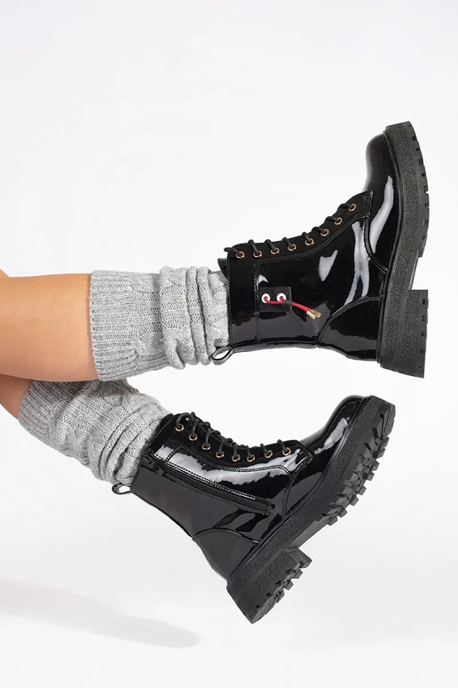 Lakuoti batai su raišteliais juodos...