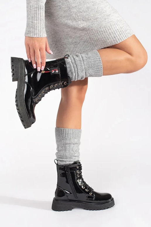 Lakuoti batai su raišteliais juodos...