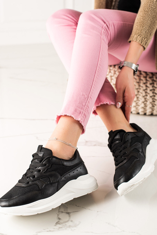 Klasikiniai juodi sportiniai bateliai