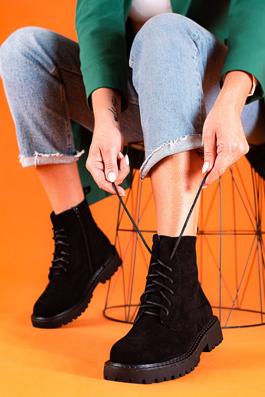 Juodos spalvos moteriški zomšiniai batai