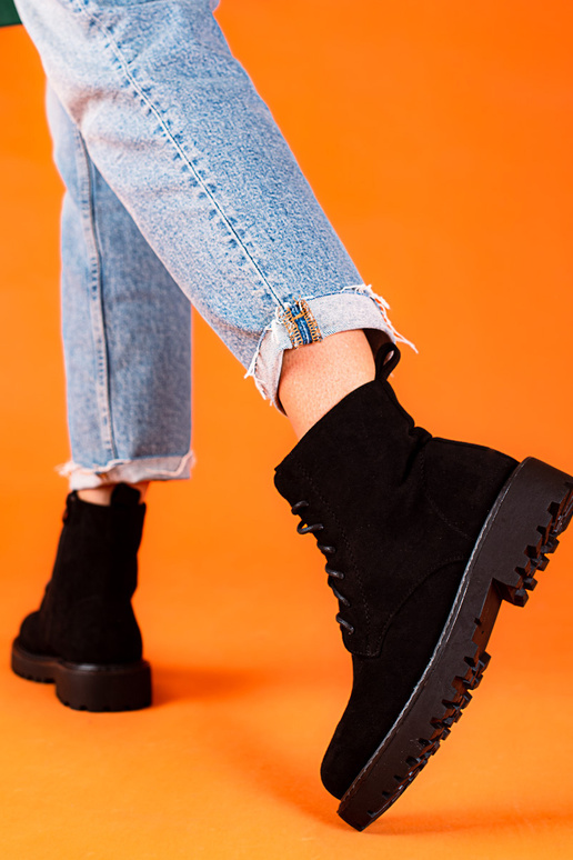 Juodos spalvos moteriški zomšiniai batai