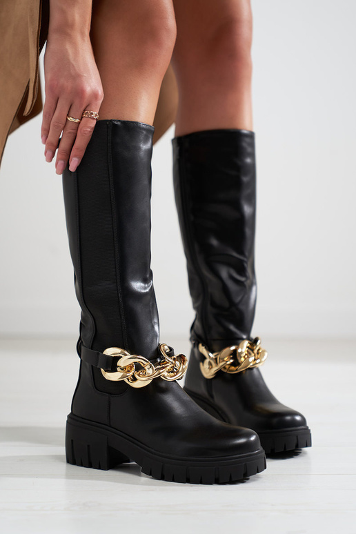 juodos spalvos ilgaauliai batai ant...