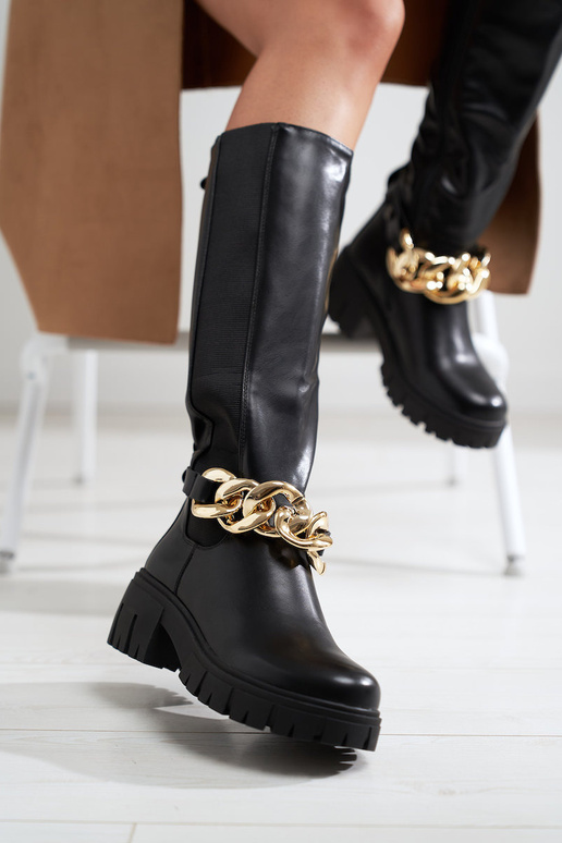 juodos spalvos ilgaauliai batai ant...