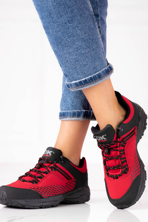 Raudoni trekingo batai ant storos... Raudoni trekingo batai ant storos...