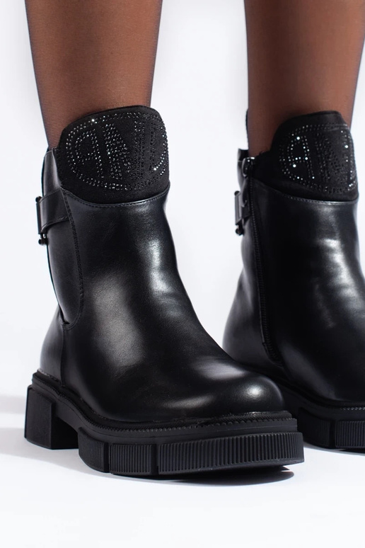 juodos spalvos izoliuoti moteriški batai juodos spalvos izoliuoti moteriški batai