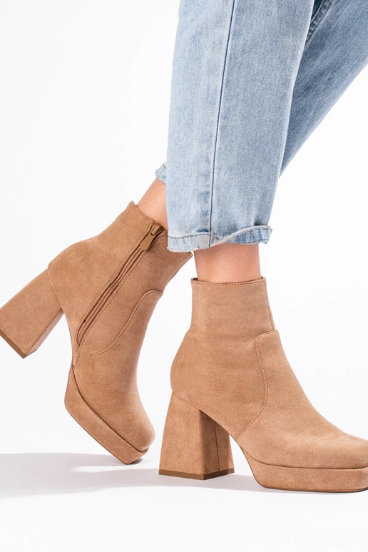 Moteriški aulinukai ant plataus... Moteriški aulinukai ant plataus...