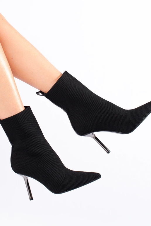 Priglundantys aptempti moteriški... Priglundantys aptempti moteriški...