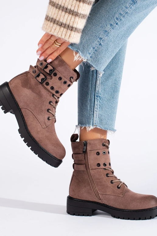 su raišteliais tamsiossmėlio spalvos...