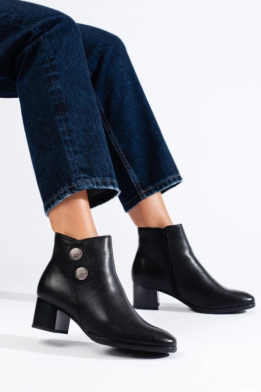 Klasikiniai juodi moteriški batai ant...