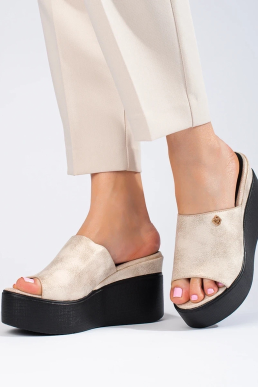 Šlepetės ant aukšto platformos...