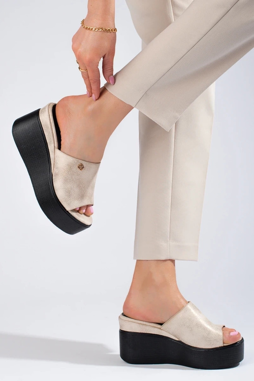 Šlepetės ant aukšto platformos...