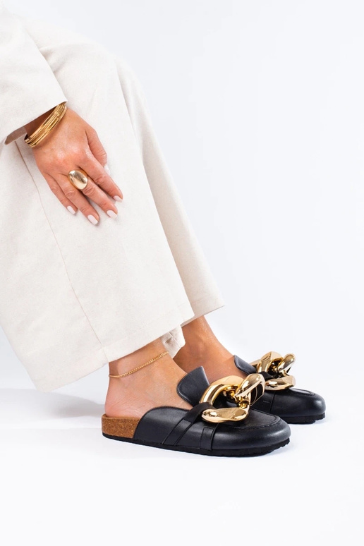 Juodos spalvos šlepetės su masyvia... Juodos spalvos šlepetės su masyvia...