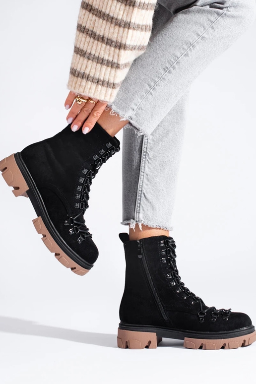 iš zomšos pririštas auliniai batai... iš zomšos pririštas auliniai batai...