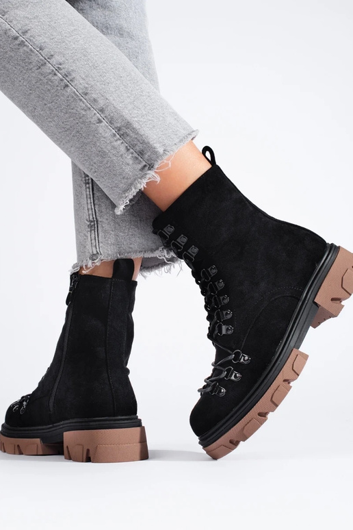 iš zomšos pririštas auliniai batai... iš zomšos pririštas auliniai batai...