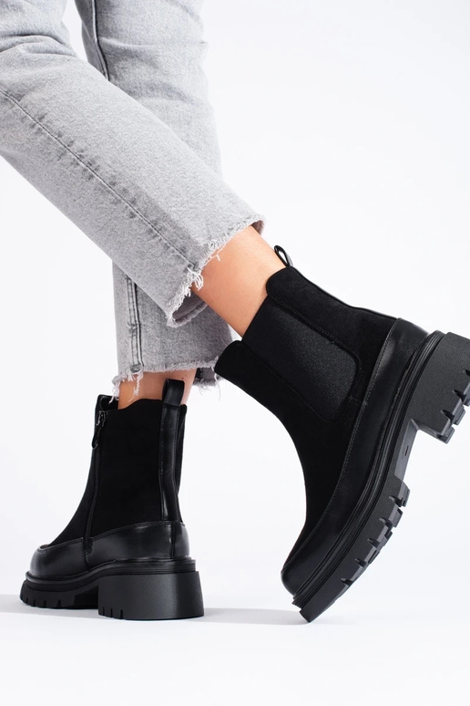 juodos spalvos iš zomšos batai...