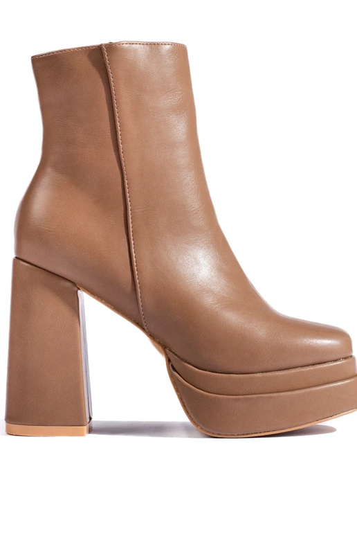 smėlio spalvos batai aukštakulniais