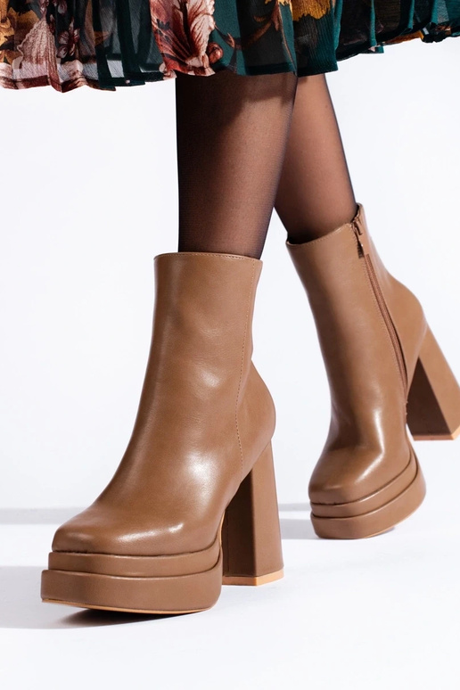 smėlio spalvos batai aukštakulniais