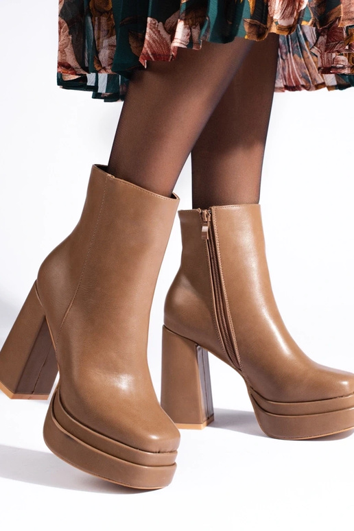 smėlio spalvos batai aukštakulniais