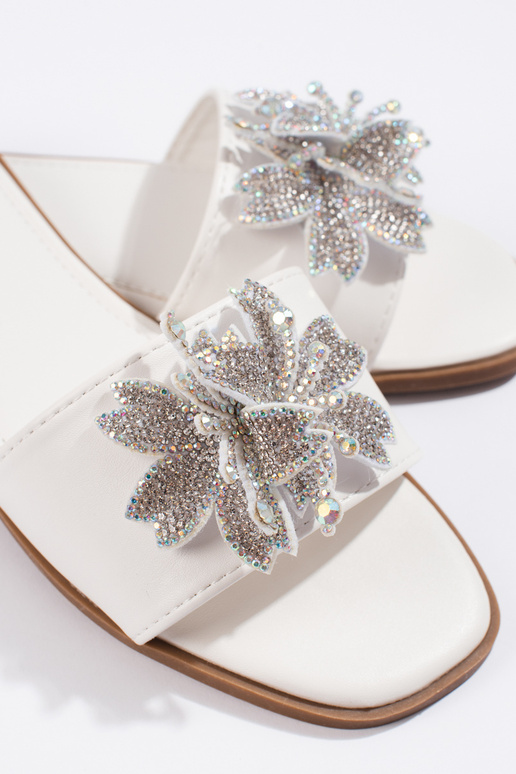 baltos spalvos Šlepetės